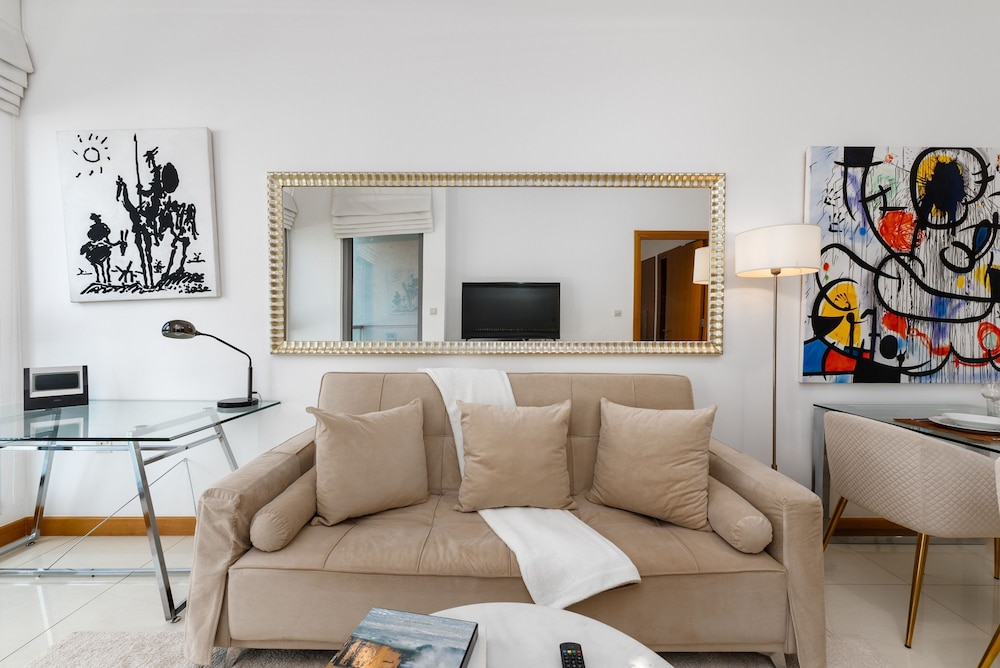 1BR Apt in Prime Location w Marina View Balcony