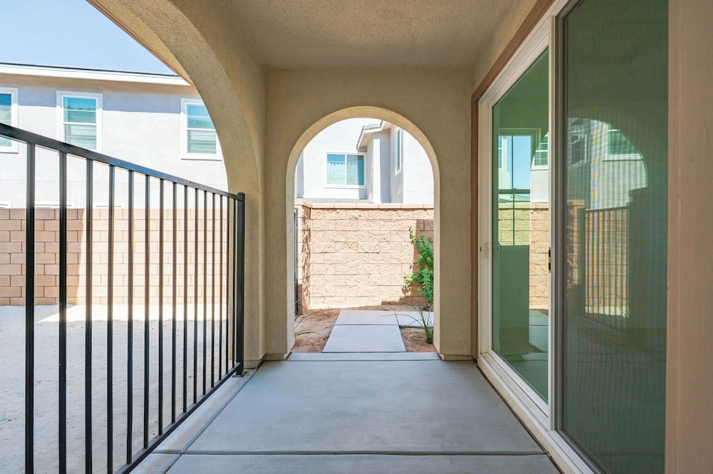 Stylish 3BR Oasis in Palm Desert Near El Paseo Zoo
