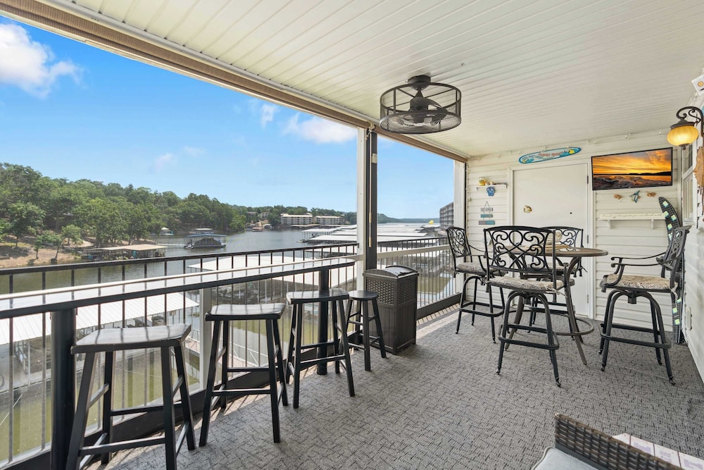 Latibe Retreat Lakefront Condo for 4 w/ Balcony & Pool Access