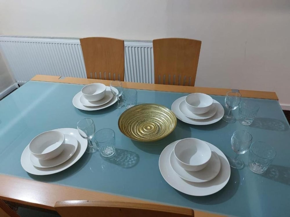 3 Bed House - Sleeps 6 - Parking - Wifi