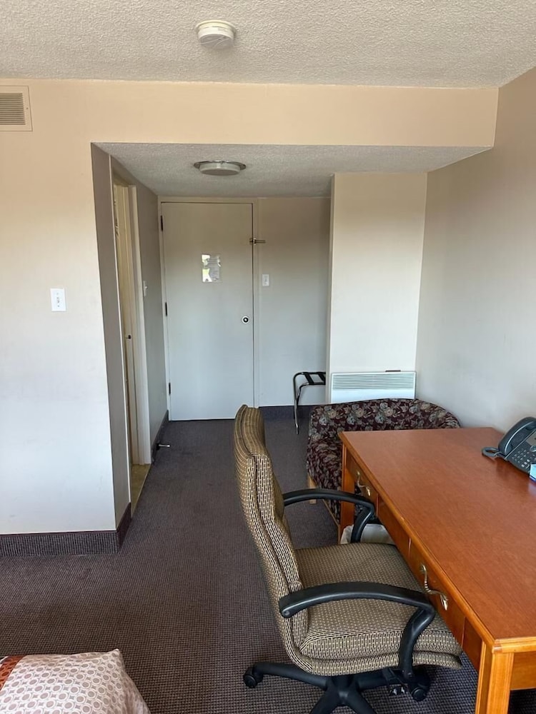 Bears Den Lounge and Motel