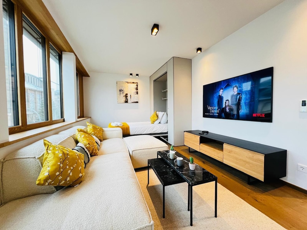 Beautiful one bedroom w balcony&parking