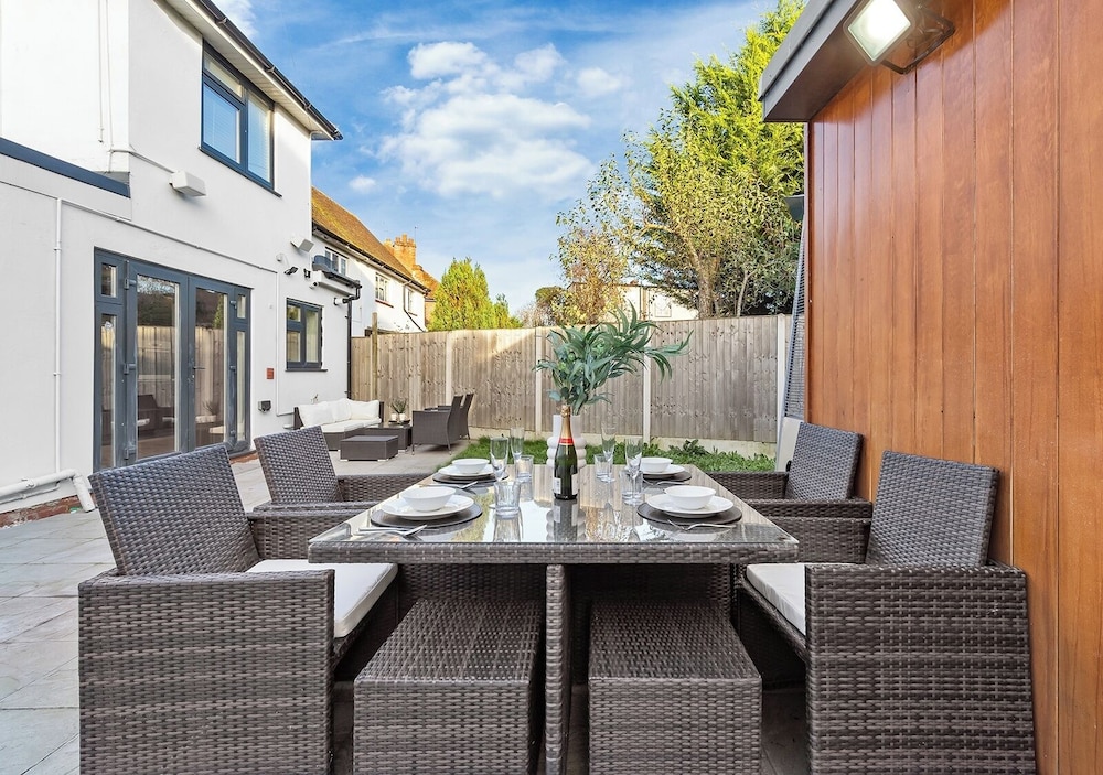 Spacious 4BR Home in Brentford, Free Parking