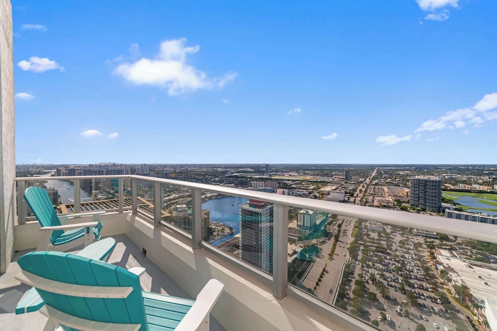 2BR Ocean Penthouse: Private Terrace & Hot Tub