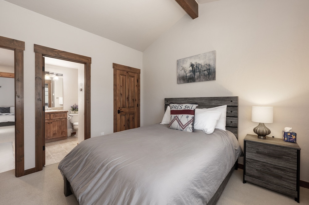 Bear Trail 3 Bedroom Townhouse by RedAwning view 2