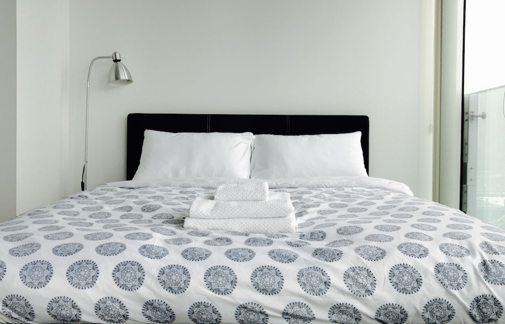 Modern Skyscraper Studio by CN Tower - Image 2