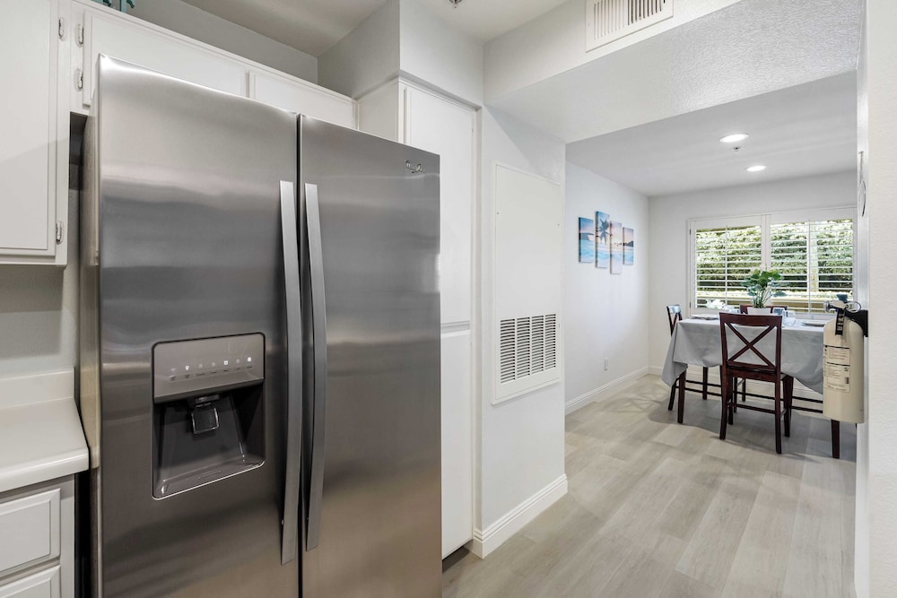 Walk to Beach Pool, Hot Tub, Private Patio, Parking Seabreeze Retreat