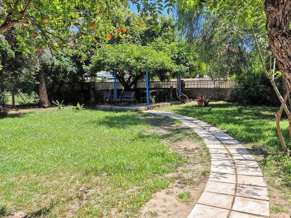 House With Exclusive Pool and Garden 7 min Walk From the Beach and the Center