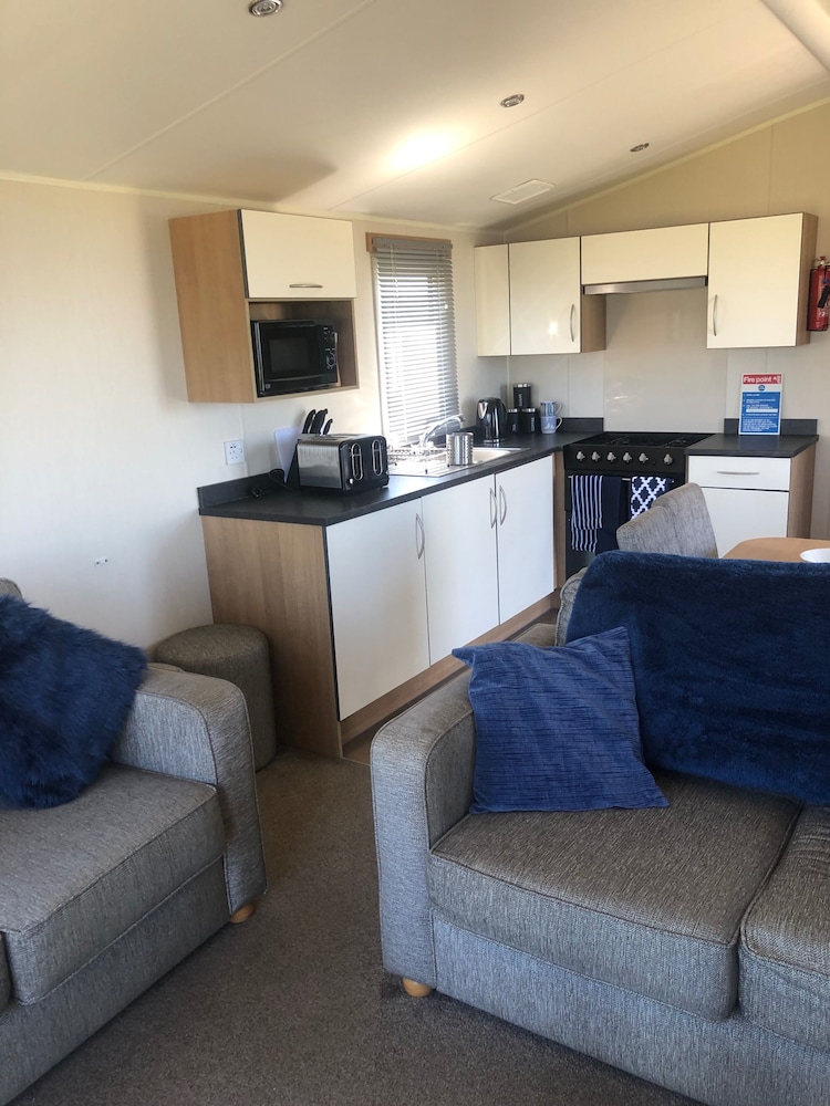 Gwel y Mor 2-bed Chalet With Sea Views & Terrace