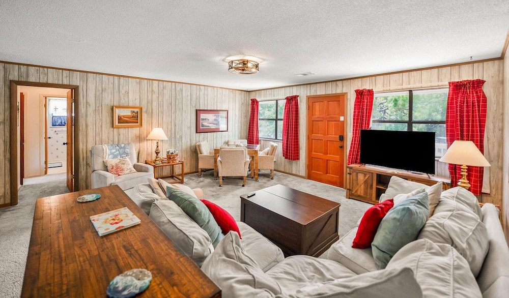 Coastal Charm With Canal Views - 419 Tarpon Blvd, Fripp Island