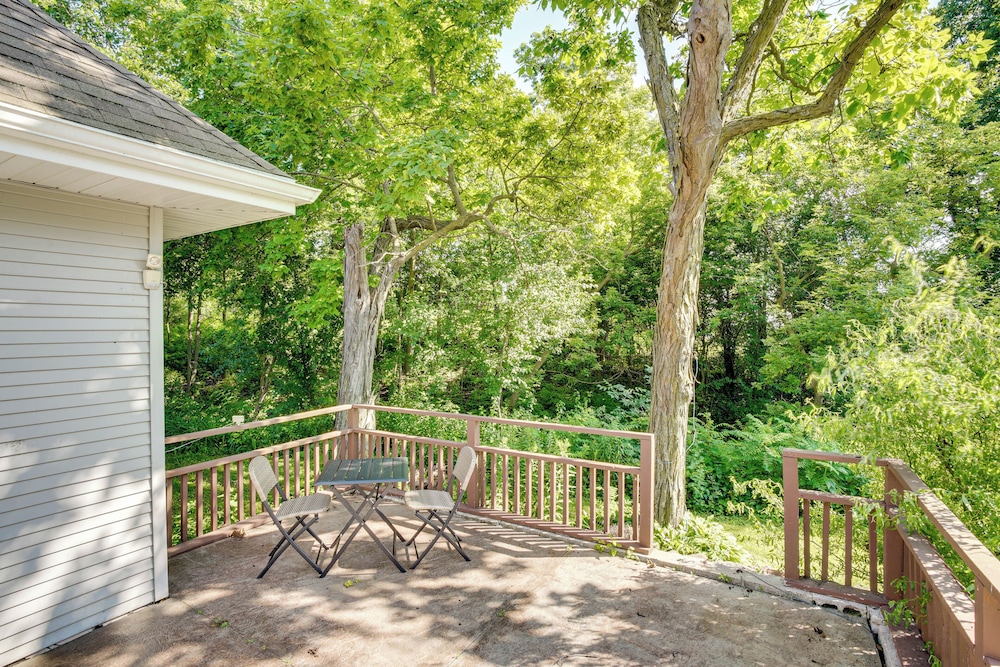 Spacious Family Villa w/ Decks in Chilton!