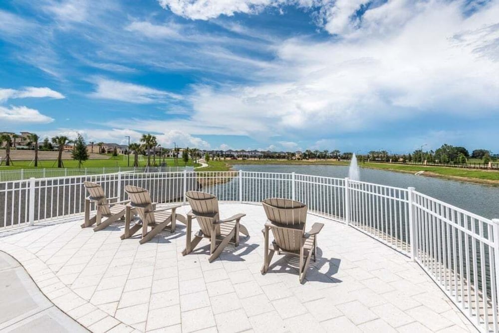 Luxury High Ceilings Pool, Spa Beautiful Home! 6 Bedroom Villa