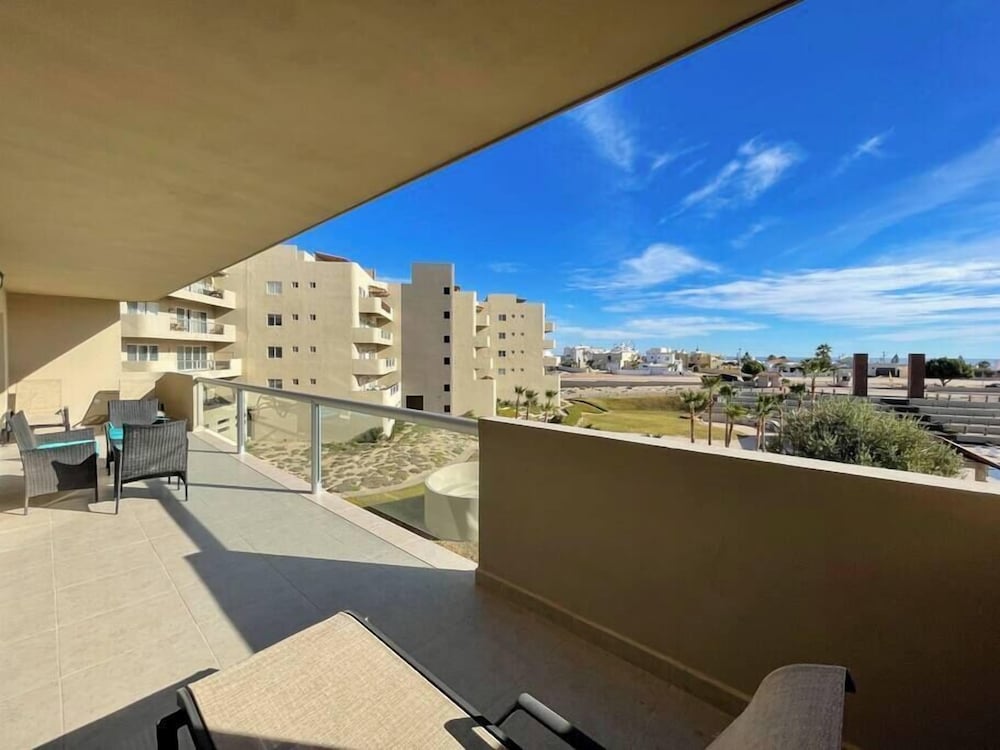 Admire Sea View From a Stunning Condo