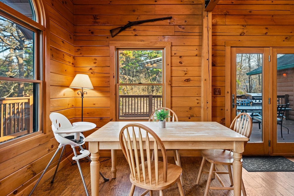 Deer Haven Cabin by Avantstay Waterfront Dock Firepit