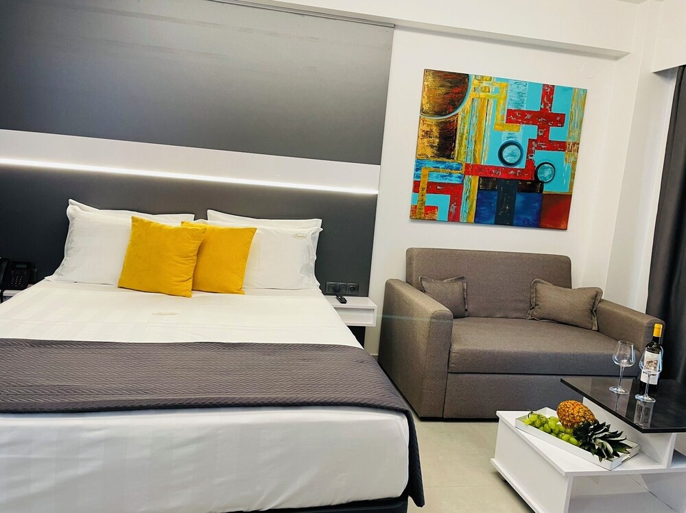 LUXSUITES
