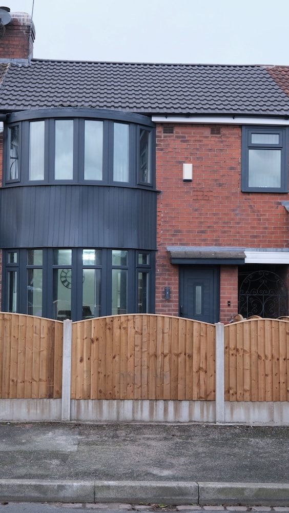Modern House - 3 Bedrooms - 1 Bath - Mancity