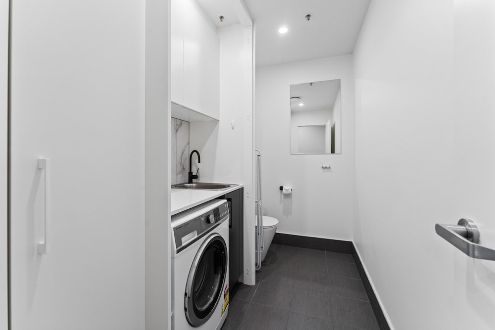 Perfect Location 1-bed With Balcony, BBQ & Parking