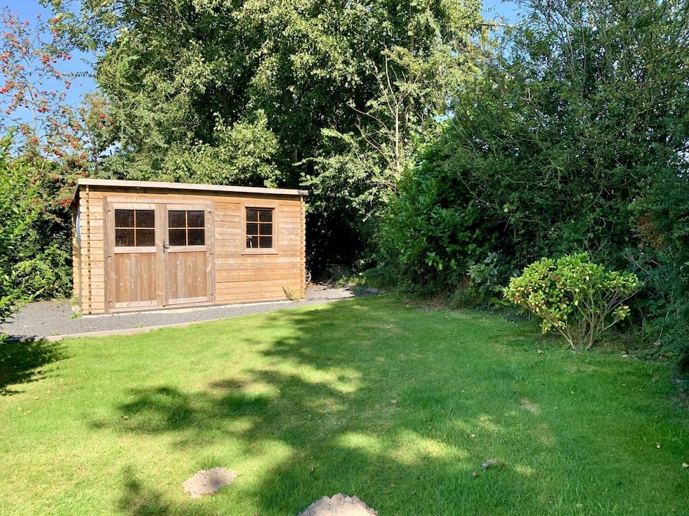 Sunny Garden Retreat Bungalow