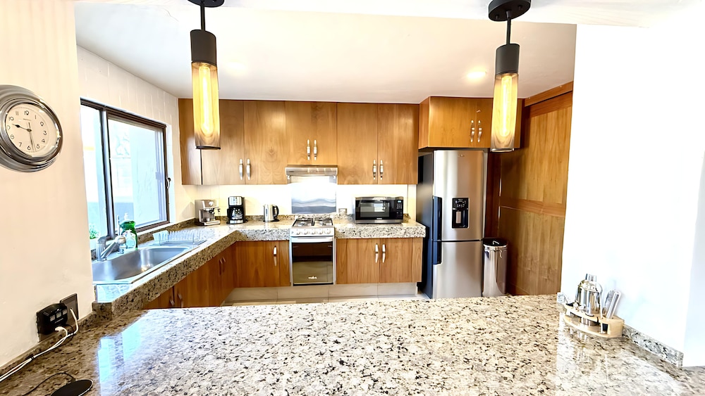 Luxurious Ajijic 2 Bedroom House - Huge Patio -bikes -gym -pickleball Court