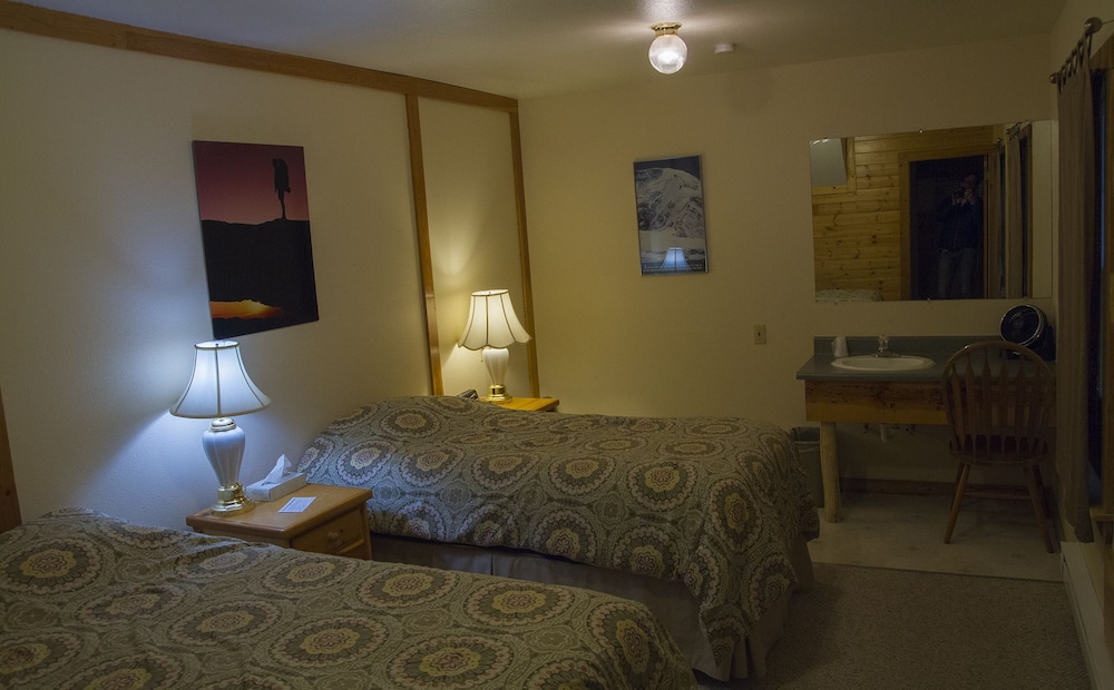 Whittaker's Motel & Historic Bunkhouse