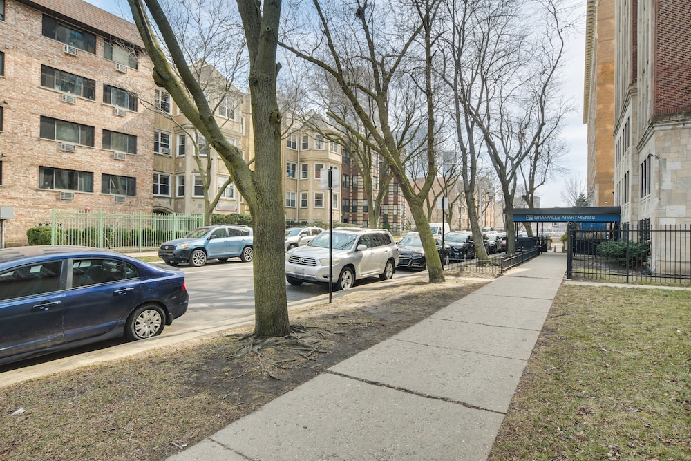 Stylish Chicago Retreat: Walk to Loyola University