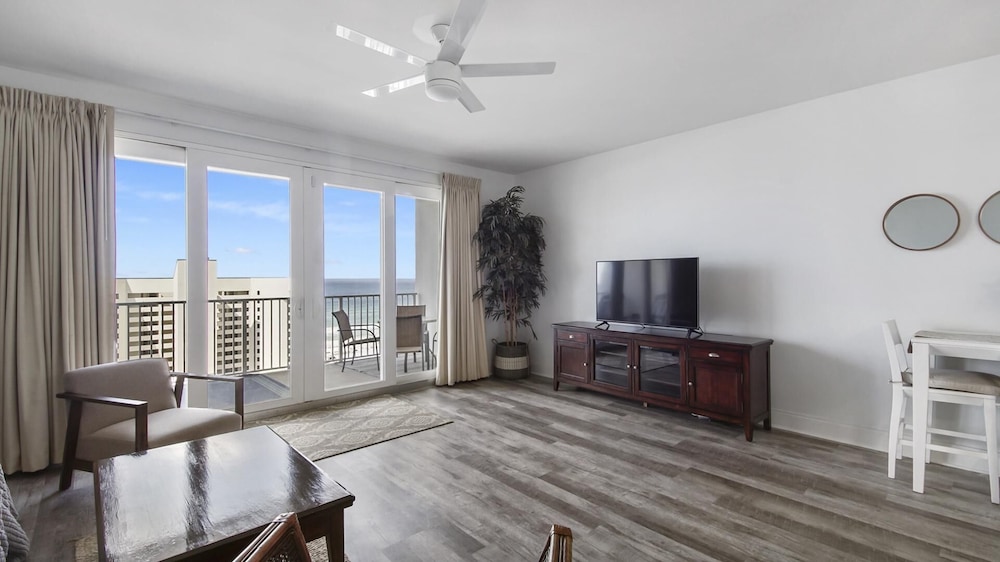 Laketown Wharf 1116