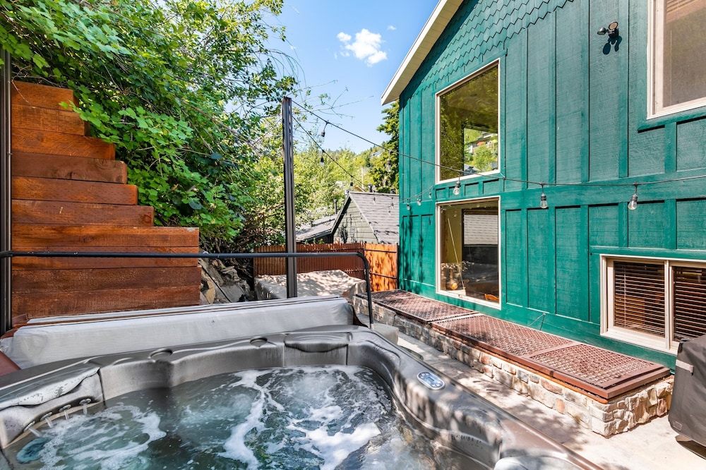 Red Hawk by Avantstay Charming Cabin w Theatre Spa 5mins to Deer Valley Mtn