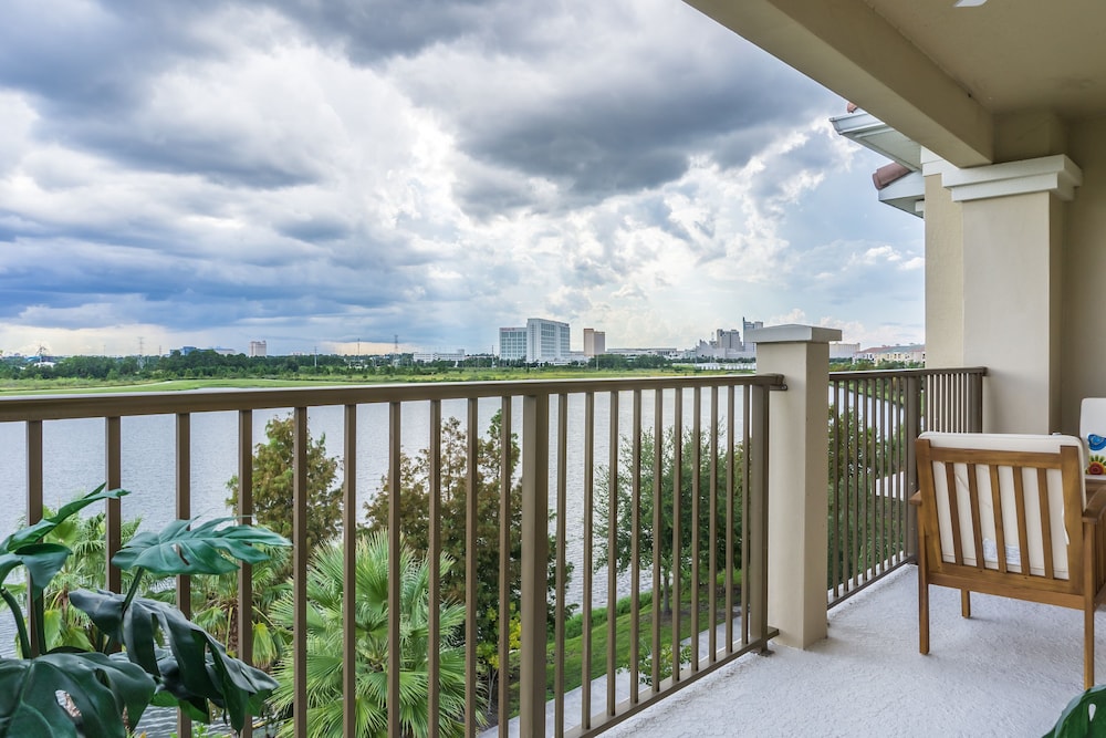 Casa Del Lago Penthouse 3 Bedroom Condo by RedAwning