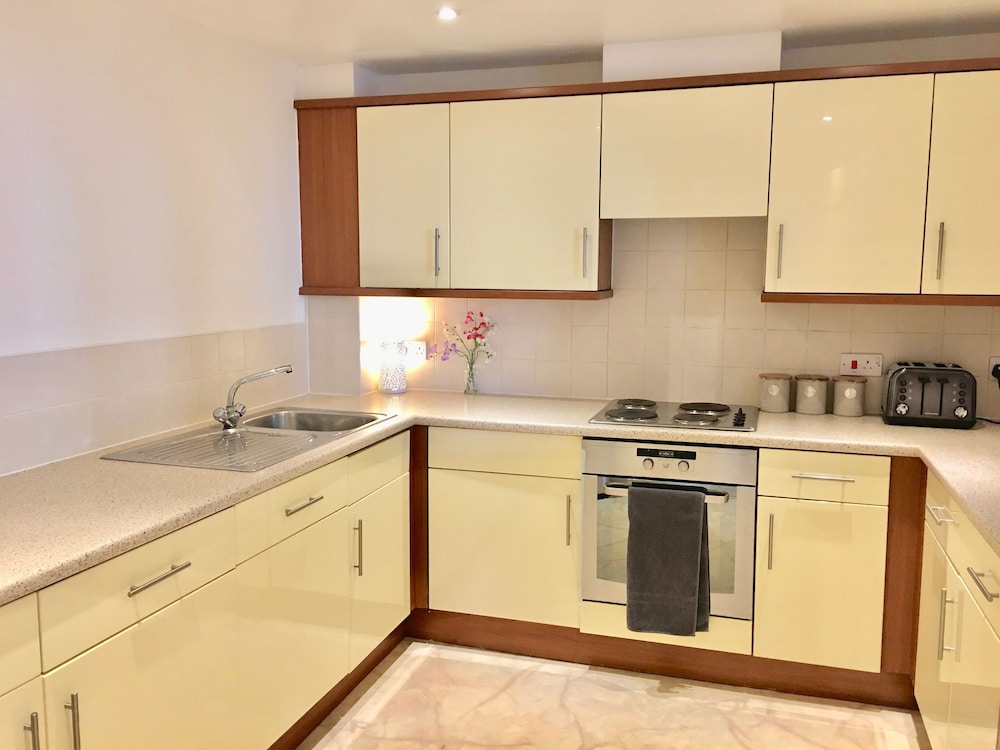 City Pad with balcony and secure parking view 4