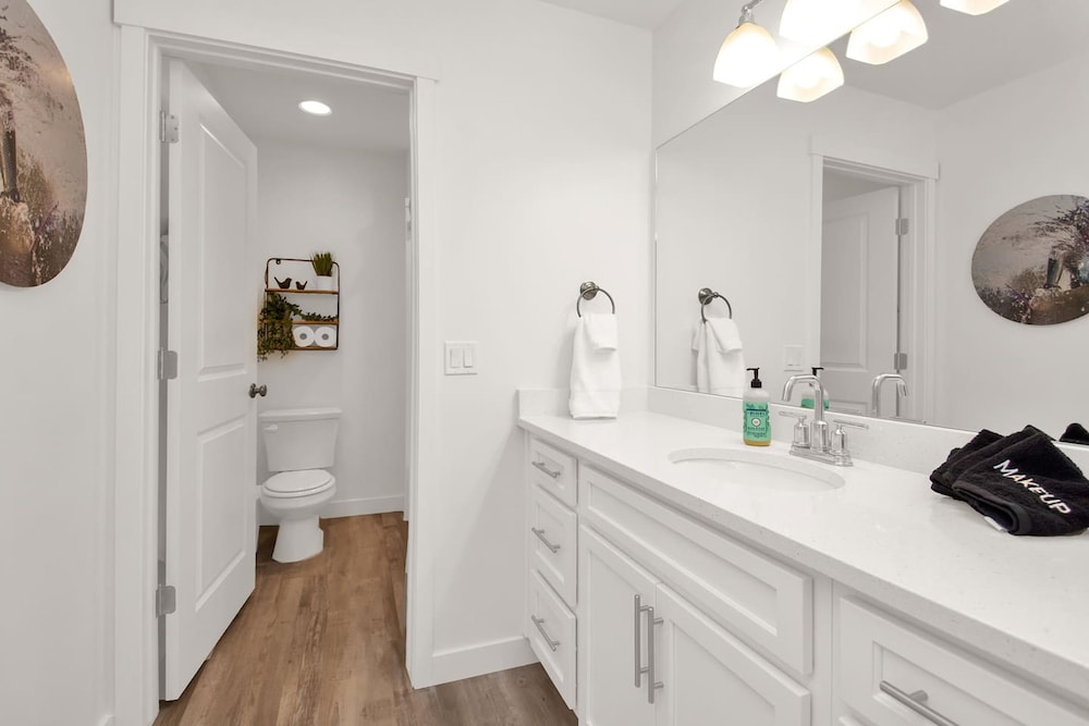 Bear Lake Table Downtown Garden City Townhome