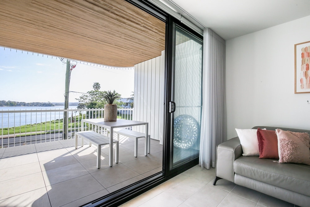 Bayfront Holiday Retreat With Parking
