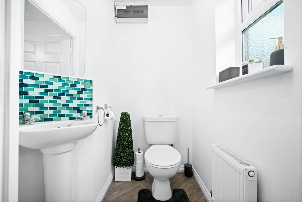 House - Sleeps 6, Garden & Free Parking