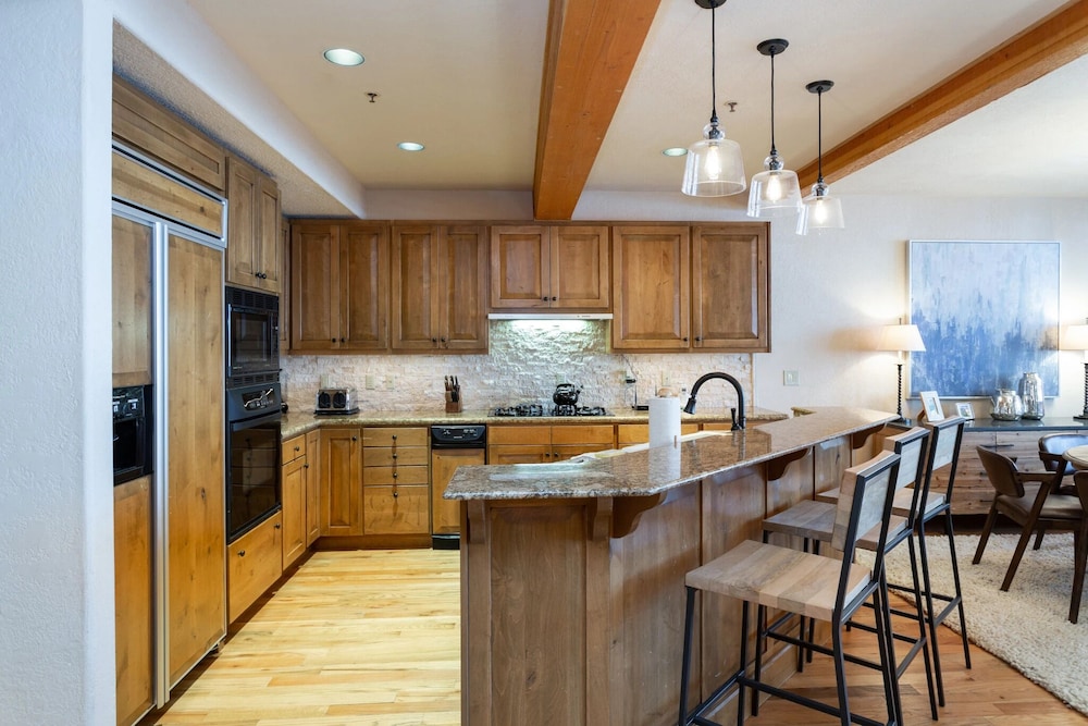 Sterling Lodge at Deer Valley Resort - Three Bedroom Condo with Hot Tub #108 3 Condo