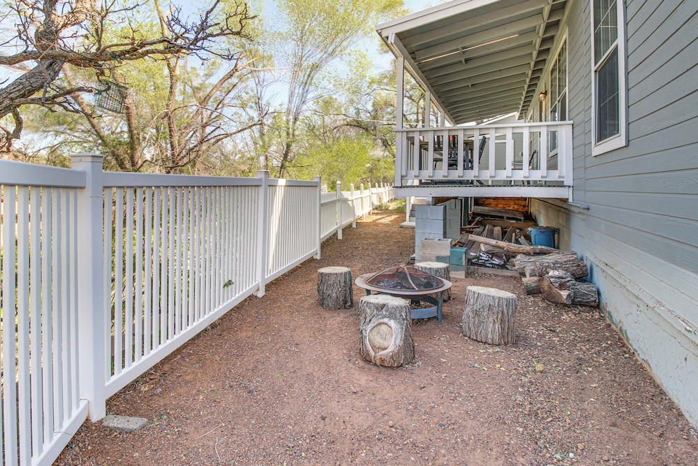 Walk to Dtwn Show Low: Townhome w/ Balcony