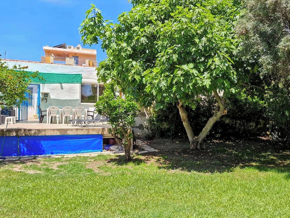 House With Exclusive Pool and Garden 7 min Walk From the Beach and the Center
