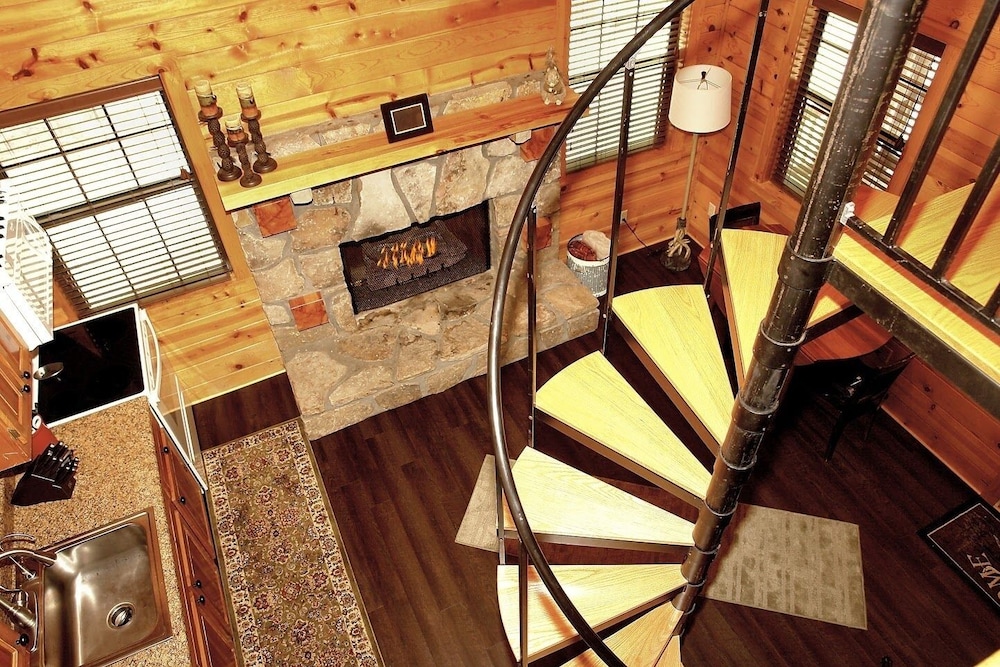 Mountain Laurel - 1 Bedrooms, 1 Baths, Sleeps 4 Cabin by RedAwning