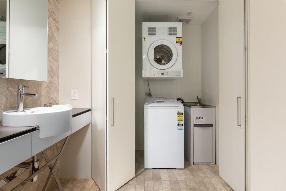 Modern 1-bed With Balcony in Surry Hills