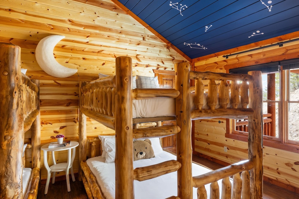 Boulder Ridge Cabin Indoor Pool Home Theater and Games Newly Redesigned