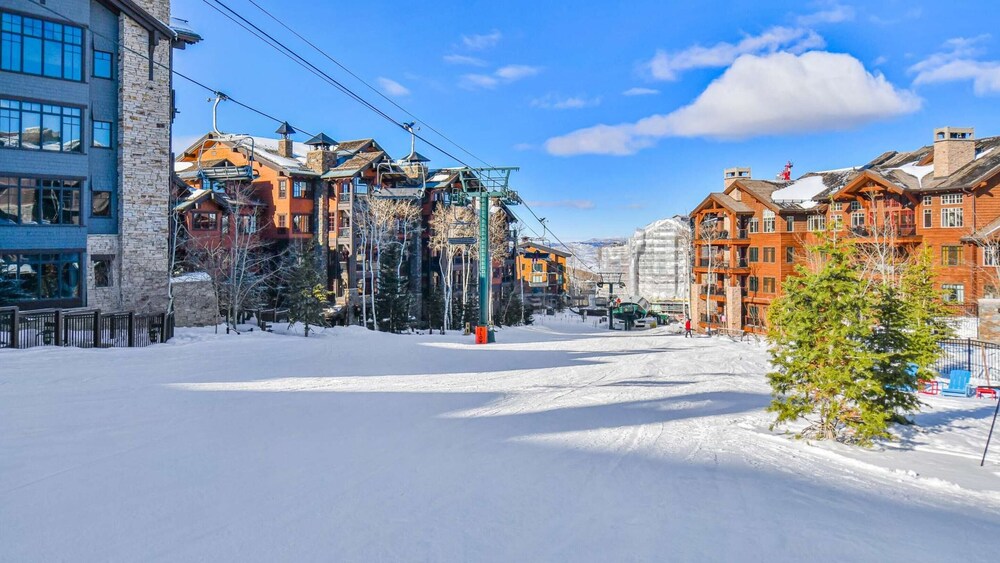 Powder Peak by Avantstay Ski In And Out view 2