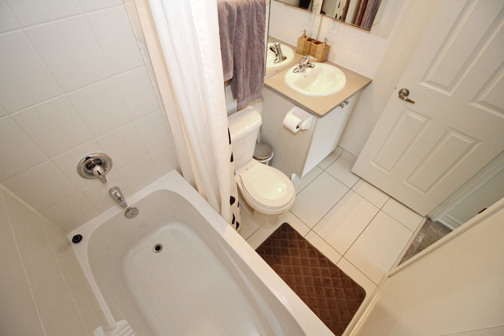Executive 3BR next to Scotia Arena