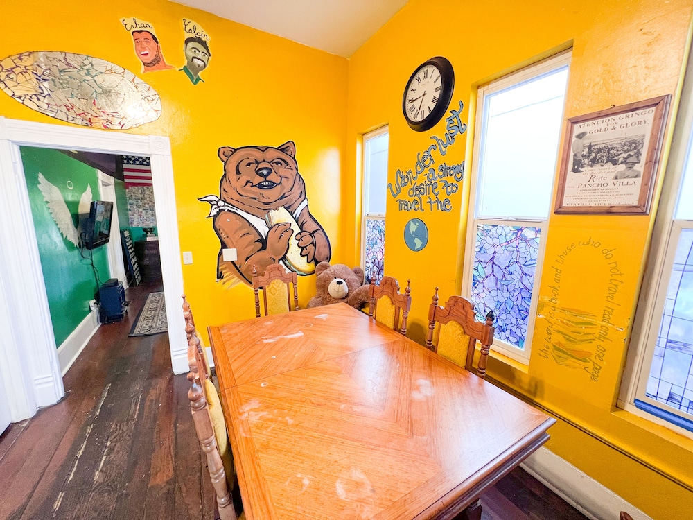International Travelers House Hostel \- Downtown San Diego Little Italy.