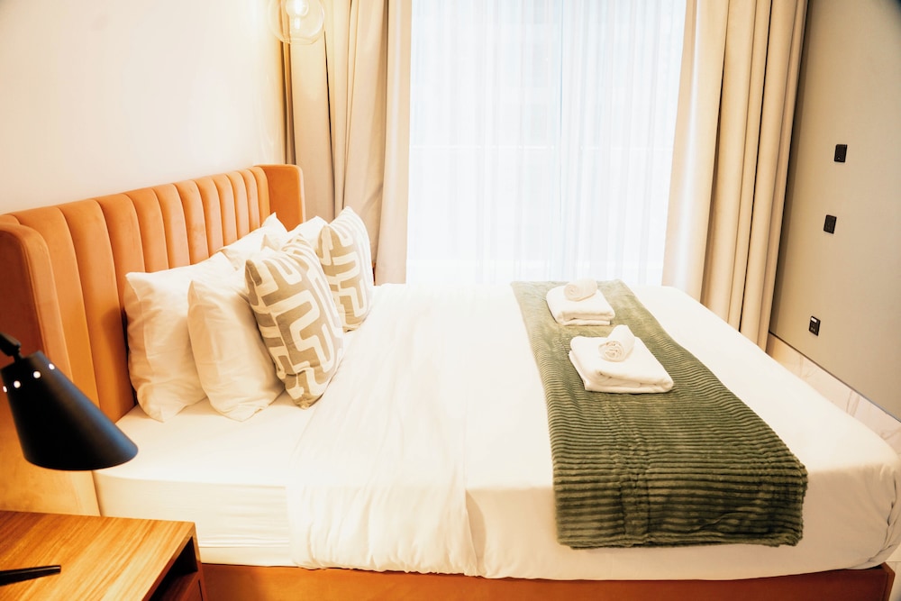 Luxury Studio Rooftop Pool & Gym Access
