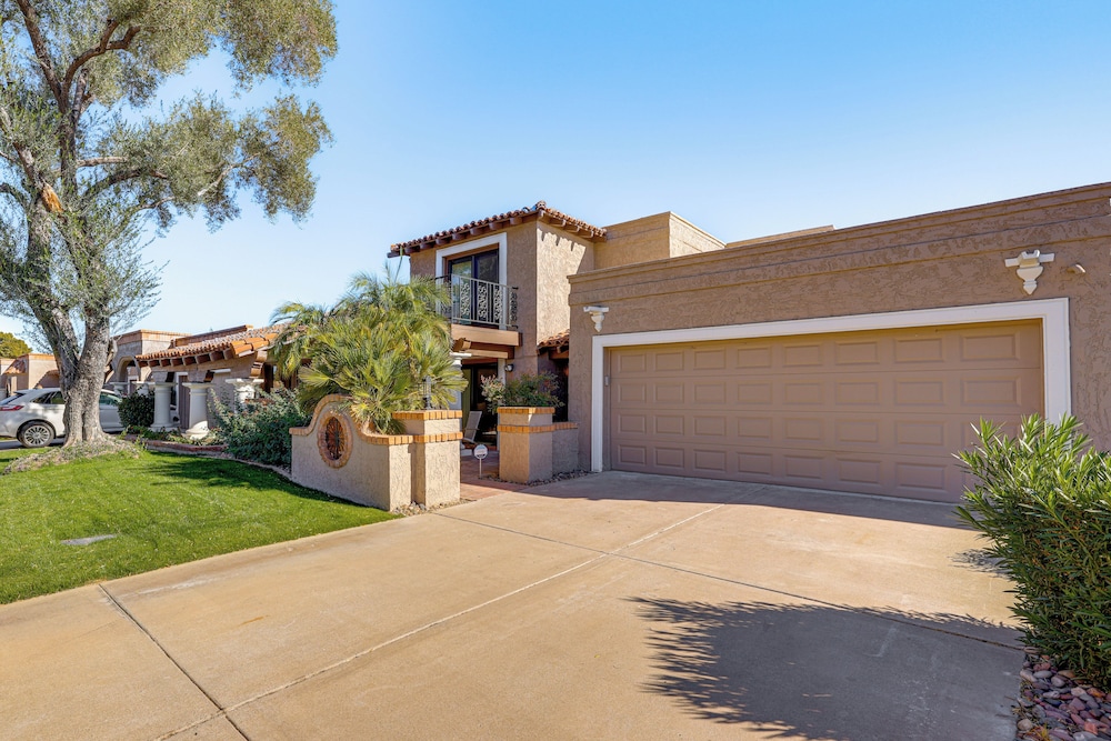 Modern Scottsdale Townhome w/ Heated Pool Access