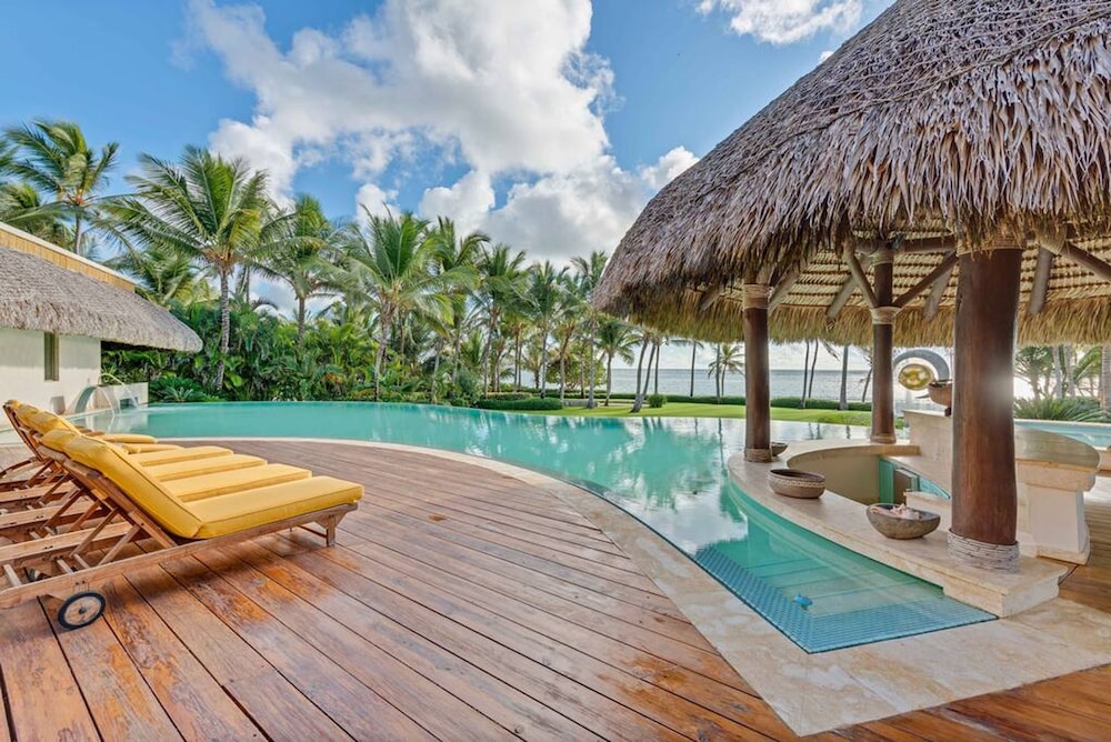 Dazzling Beachfront Villa With Swim-up Bar