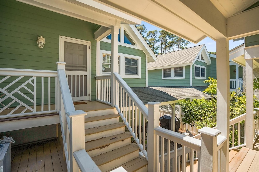 Spacious 7 Bedroom 5.5 Bath on Ocean Creek Golf Course!