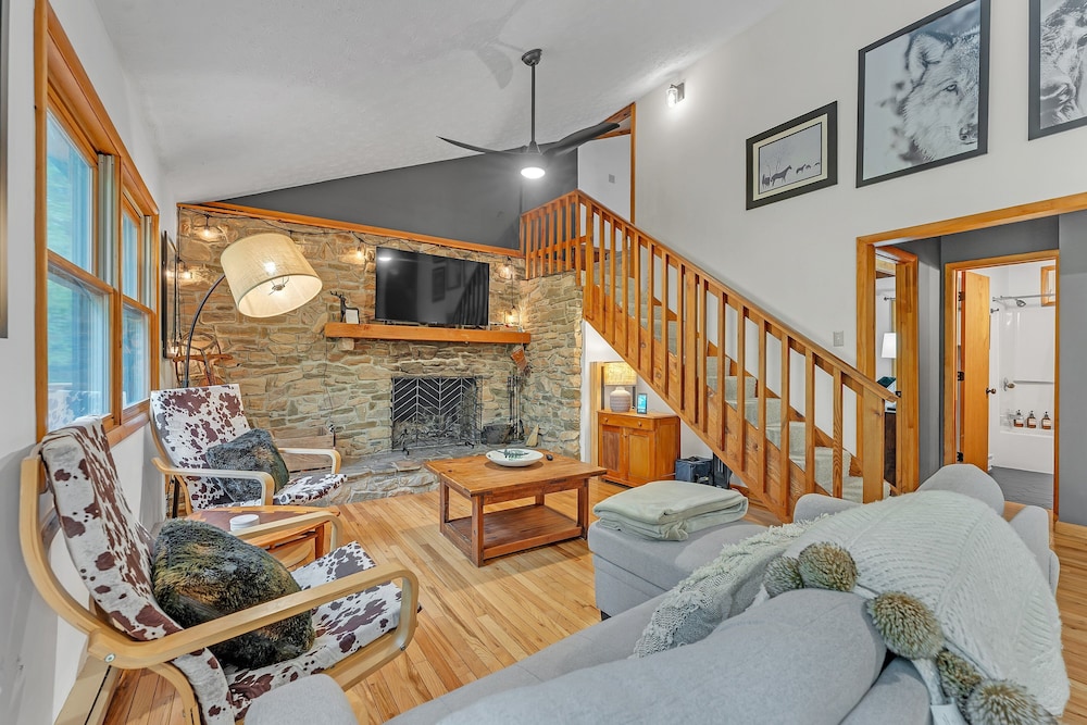 Modern Mountain Retreat Near Dolly Sods & Skiing 3 Bedroom Home