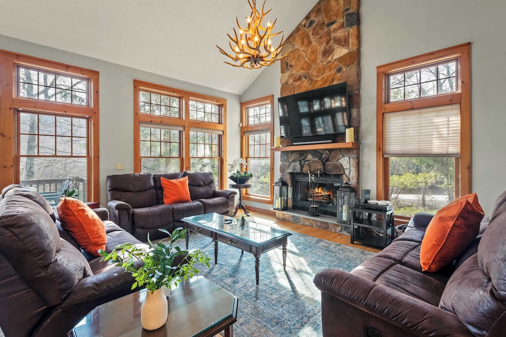 Mountain Escape With Game Room, Balcony & Stunning Views in the Poconos Christina