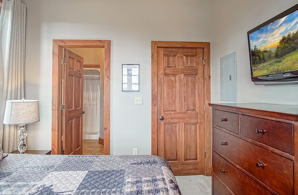 Shays Landing #6: 4 Bedrooms, 4.5 Bath: Pvt Hot Tub, Slope Side