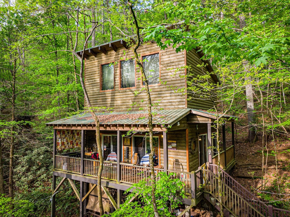 Bear Creek Lodge and Cabins in Helen Ga - Pet Friendly, River on Property, Walking Distance to downtown Helen