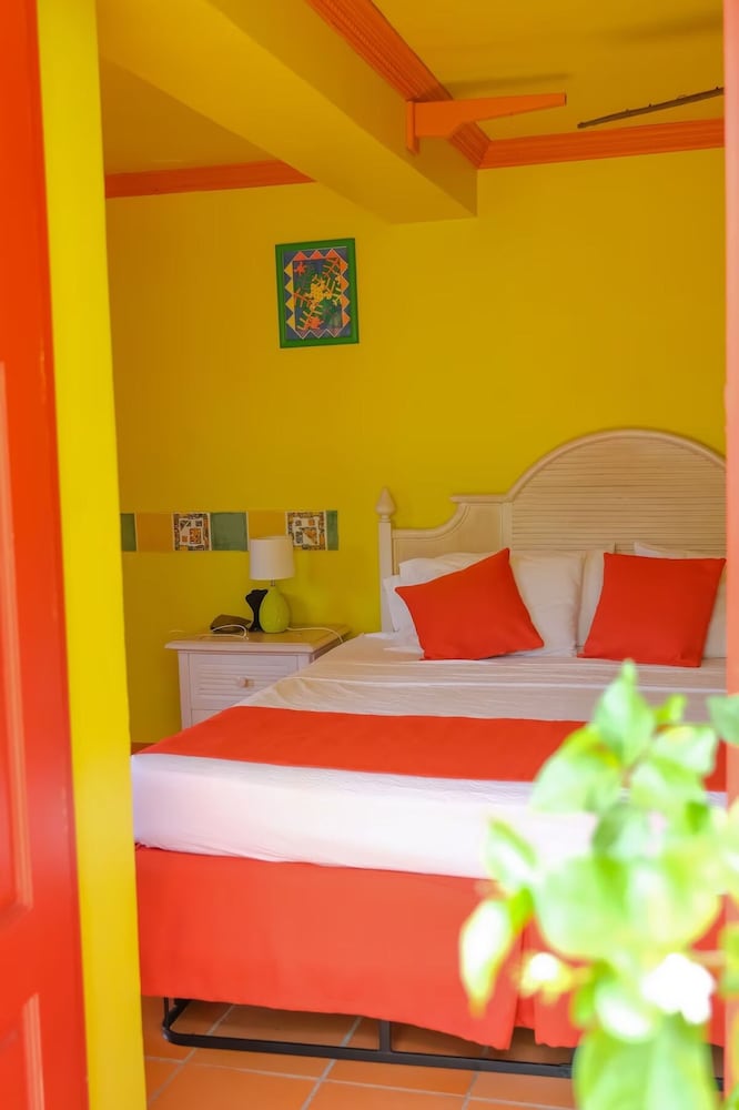Flamingo Bequia - 4 B R Villa Including Cottage